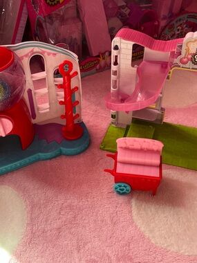 Shopkins playsets all that is shown is included